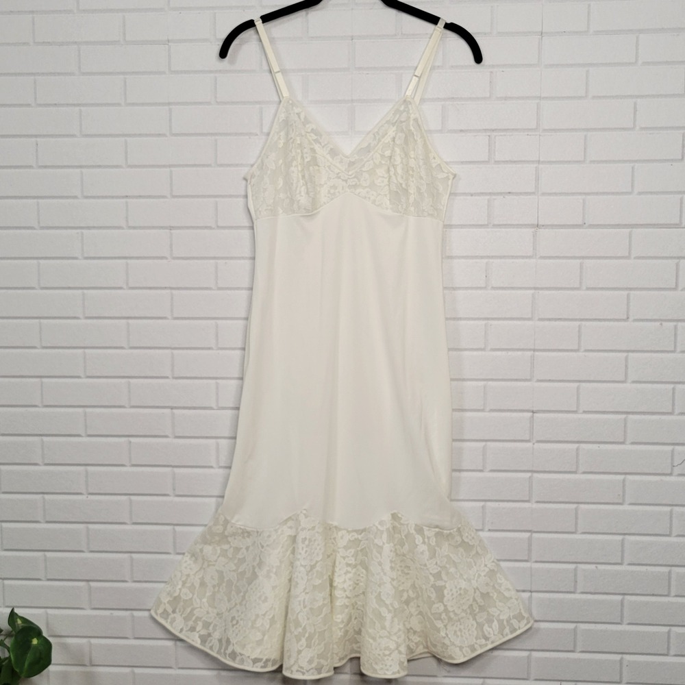Vintage 70s White Lace Trim Full Slip Sz M 36 Mermaid Hem BombshellHem Lingerie - Picture 2 of 10